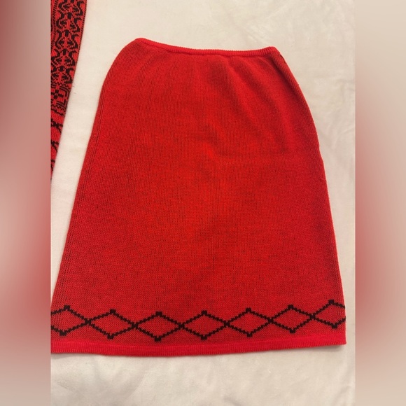 VINTAGE! Red and Black Wool Blend Patterned Skirt Set, sz M - Picture 12 of 13